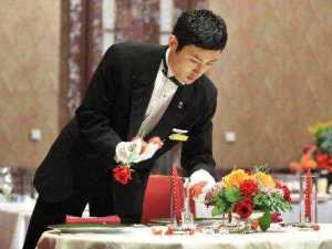a-japanese-maitre-d-is-officially-the-best-waiter-in-the-world