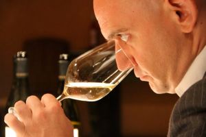 DAVID-ROBLEDO-DESCUBRE-EN-NARIZ-LOS-VINOS-DE-RONSEL-DO-SIL-EN-SANTCELONI-3